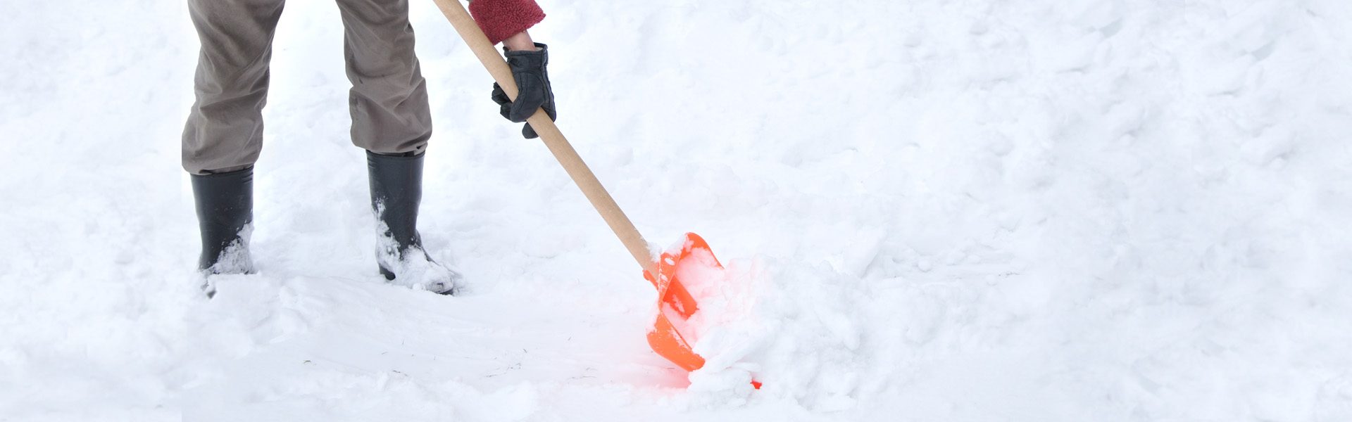 how to keep your heart healthy while shoveling snow