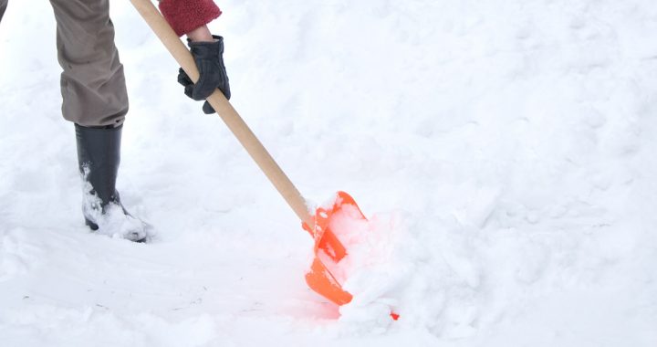 how to keep your heart healthy while shoveling snow