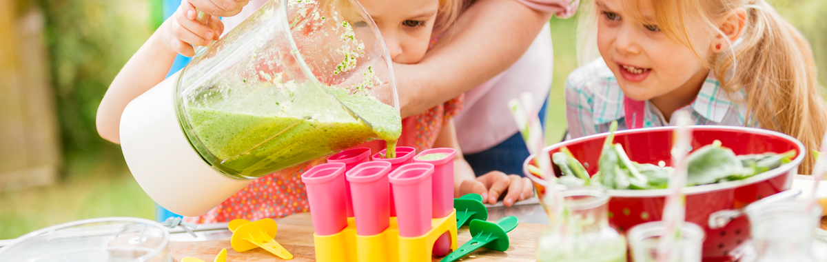 mom helps kids make green smoothie popsicles _ ways to get your kids to eat more vegetables