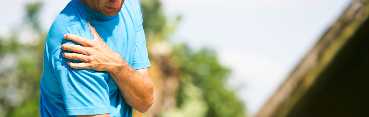 man grabs his shoulder _ rotator cuff tendinitis from mercy health