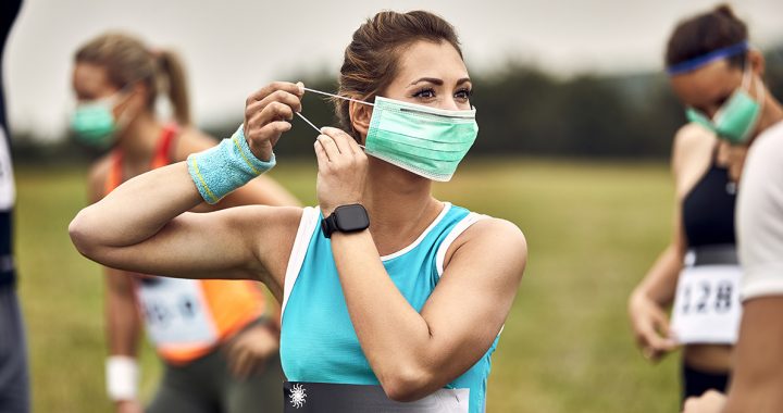 A woman getting ready to run.